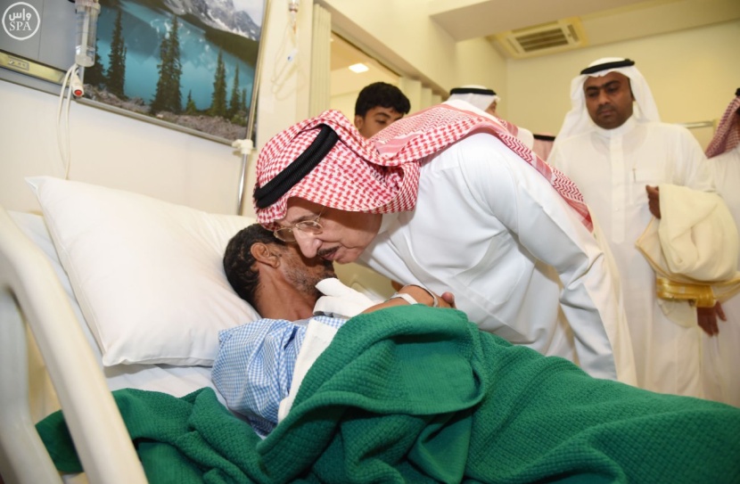 أمير جازان يقف على حادثة حريق مستشفى جازان ويزور المصابين