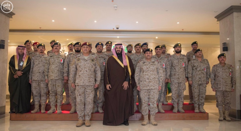 ولي ولي العهد يناقش الموقف العسكري في المنطقة الجنوبية
