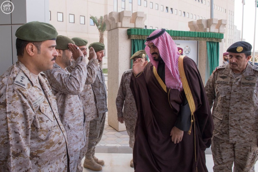 ولي ولي العهد يناقش الموقف العسكري في المنطقة الجنوبية