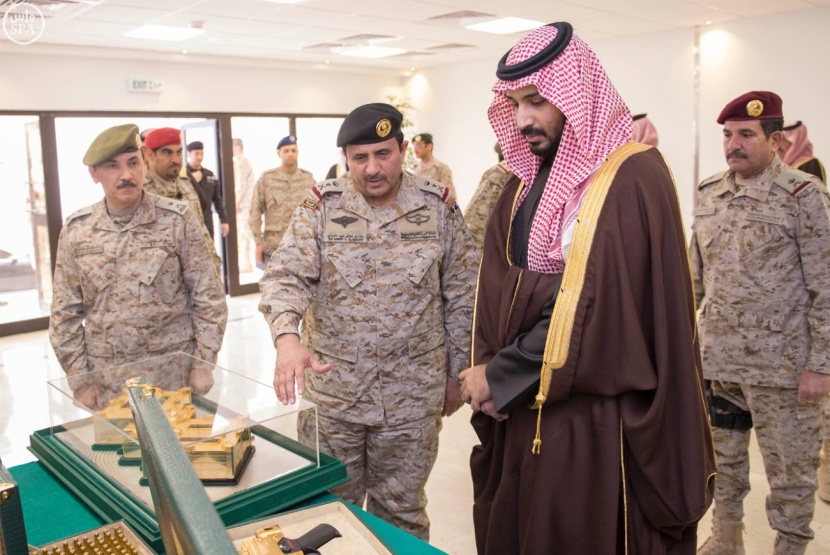 ولي ولي العهد يناقش الموقف العسكري في المنطقة الجنوبية