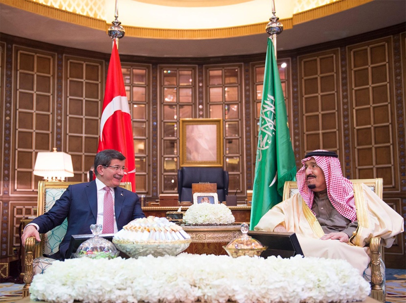 الملك سلمان يعقد جلسة مباحثات مع رئيس وزراء تركيا داود اوغلو