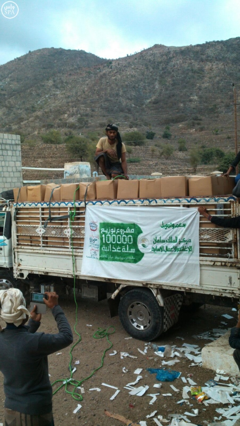 مركز الملك سلمان للإغاثة يوزّع 4000 سلة غذائية بمديرية حيفان في تعز