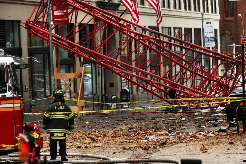 مقتل شخص وإصابة ثلاثة  في حادث سقوط رافعة في نيويورك