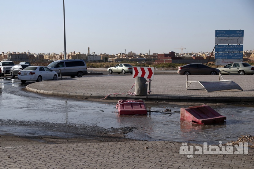 دوار مليئ بالحفر والمياه يتحول لمصيدة للسيارات في حي نمار بالرياض