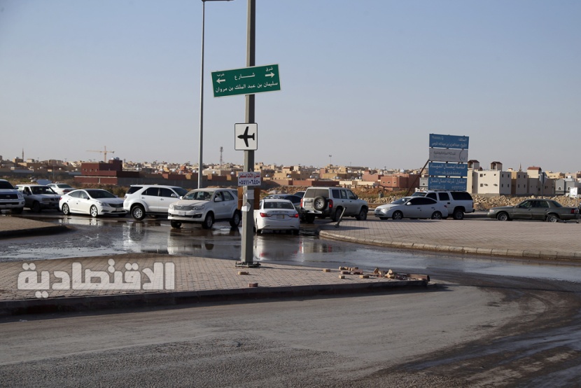 دوار مليئ بالحفر والمياه يتحول لمصيدة للسيارات في حي نمار بالرياض