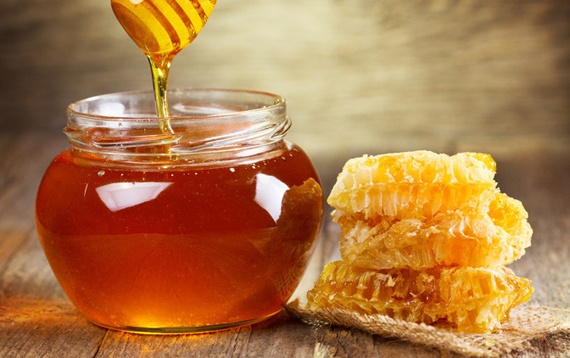 علماء : عسل النحل الطبيعي يقتل الفطريات ويلأم الجروح