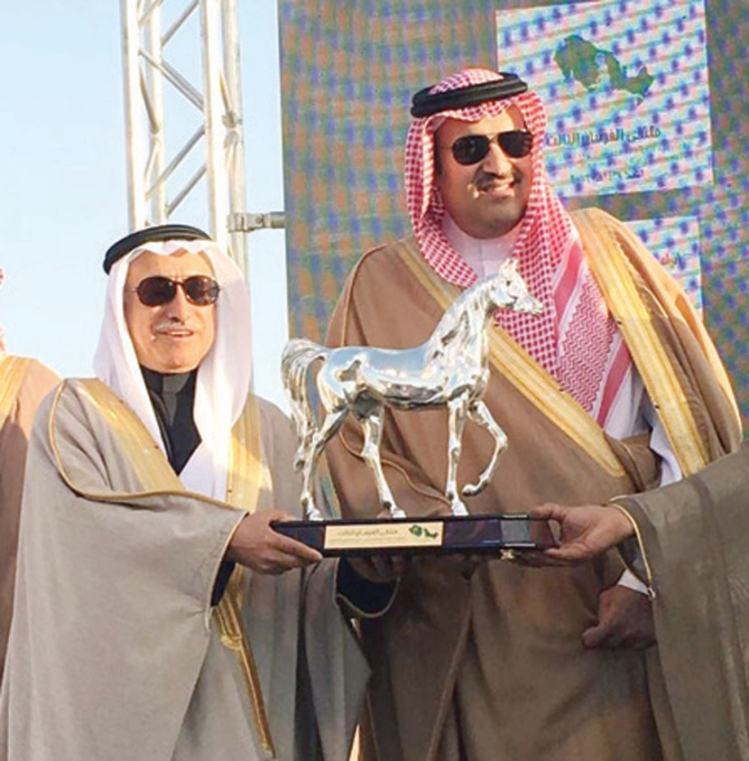 أمير المدينة المنورة يكرم البنك الأهلي لرعايته البطولة الدولية للخيول