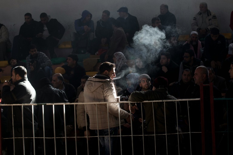 فلسطينيون ينتظرون على معبر رفح لدخول مصر من قطاع غزة . الفرنسية