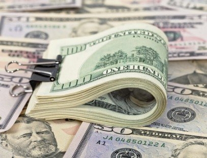 الدولار يهبط بعد تراجع التضخم الأمريكي