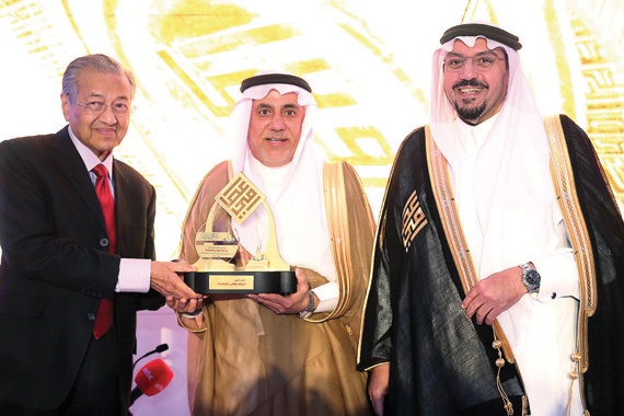 أمير القصيم يكرم «دواجن الوطنية» لرعايتها ملتقى الشباب وجائزة الشاب العصامي في القصيم