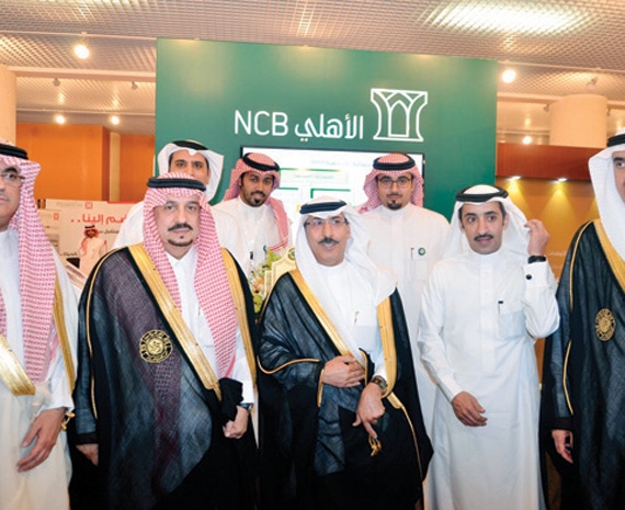 أمير الرياض يكرم البنك الأهلي لدعمه توطين الوظائف