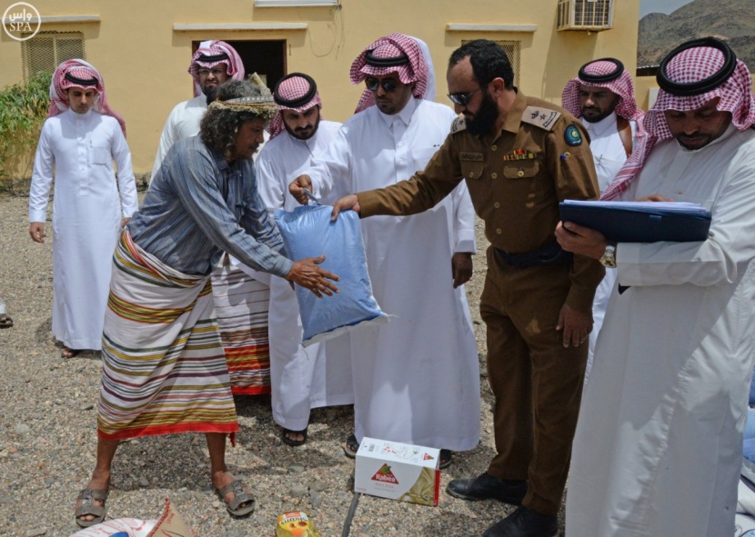 طيران الأمن يوزع 205 سلال غذائية على قرى تهامة قحطان في عسير
