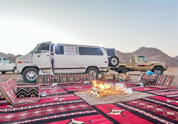 سيارات الرحلات البرية المتنقلة تفتح منافذ اقتصادية للعاطلين