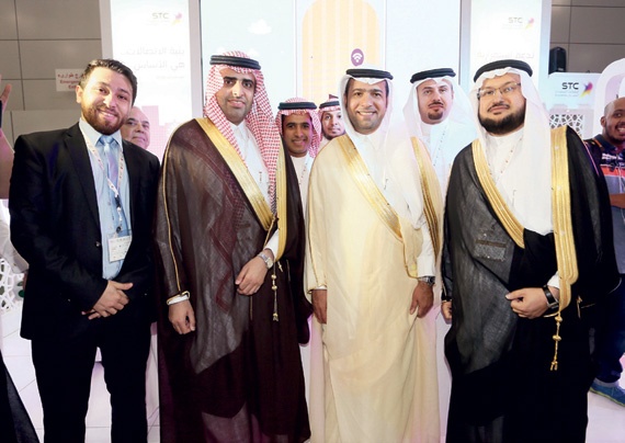 الحقيل يطلع على حلول STC لدعم مشروعات التحول الوطني المرتبطة بالتطوير العقاري