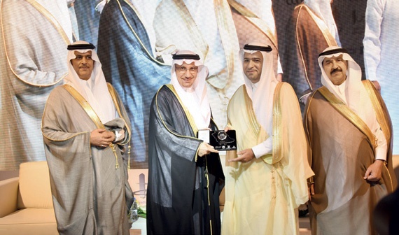 وزير الإسكان يكرم «العربي الوطني» لرعايته «ريستاتكس الرياض العقاري»