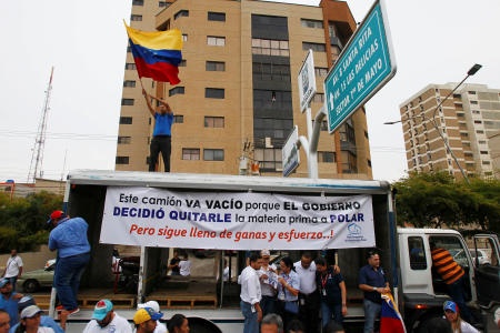 فنزويلا تعيش أسوأ أداء اقتصادي في العالم.. لا كهرباء ولا منتجات