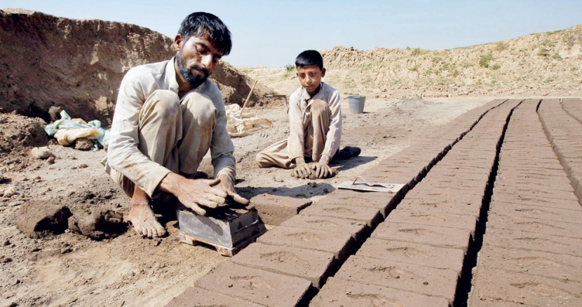 عمال باكستان .. عشية عيدهم