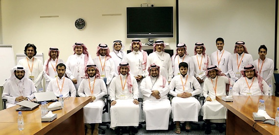 وفد برنامج المنح الدراسية لطلاب جامعة الملك سعود يزور «بي أيه إي سيستمز السعودية»