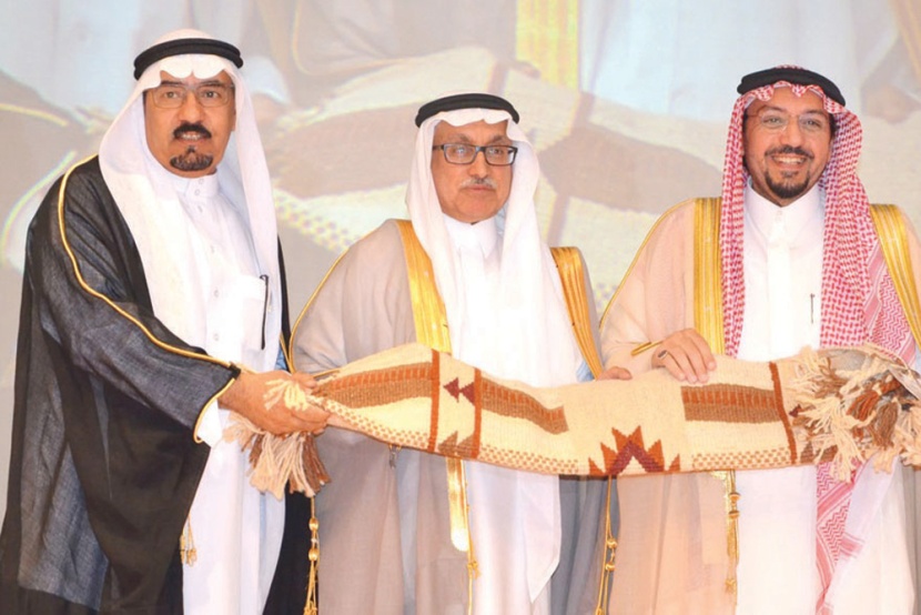 أمير القصيم يكرم «الأهلي» لتبنيه مبادرات تعود لخدمة المجتمع