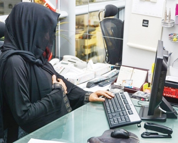 للمرأة العاملة الحق في إجازة وضع بأجر كامل لمدة 10 أسابيع توزعها كيفما تشاء