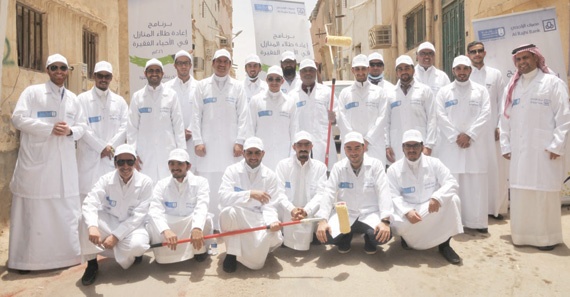 موظفو مصرف الراجحي يتطوعون لطلاء 20 منزلا في الرياض