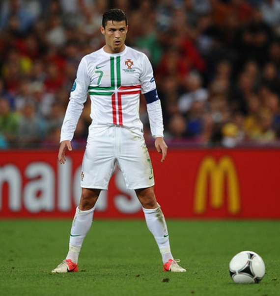 رونالدو يتشبث بواحدة من فرصه الأخيرة مع البرتغال