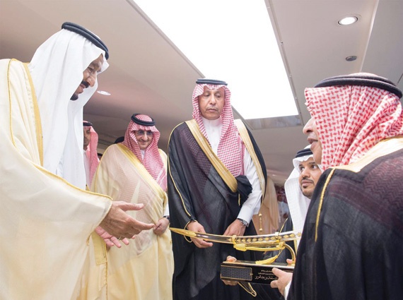 رئيس «الاتصالات السعودية» تشرف بالسلام على الملك سلمان في نهائي كأس الملك