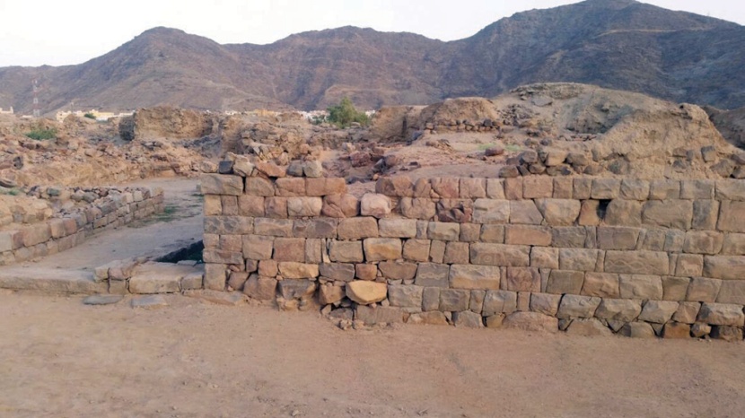 لوحات تشكيلية لتجسيد آثار أخدود نجران ومعالمه