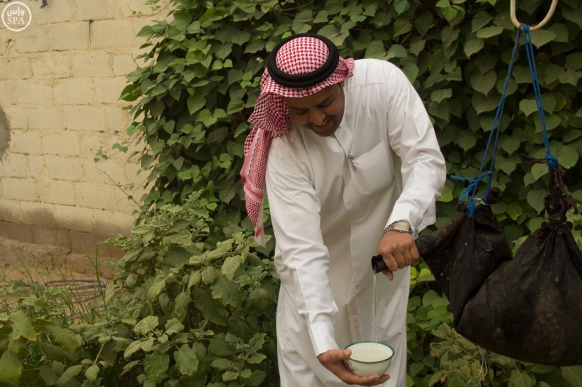 " القربة " و " الزير " تطفئ عطش الصيف في وادي الدواسر