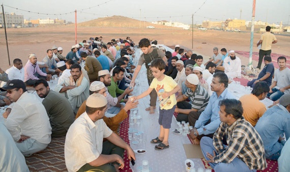 شباب حائل المتطوعون .. 11 عاما من إفطار الصائمين على مدخل المدينة