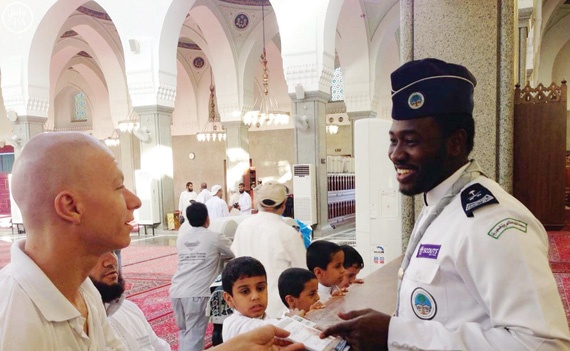 مراكز الخدمة الرمضانية في المدينة المنورة تواصل تقديم خدماتها لزوار المسجد النبوي