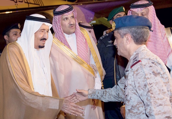 الملك في مدينة رسول الله .. صلاة وسلام ودعاء وتنمية