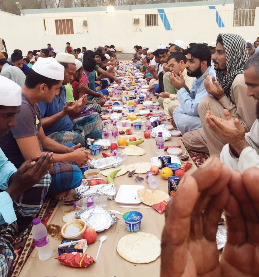 700 صائم من الوافدين يشاركون في إفطار جماعي في جازان