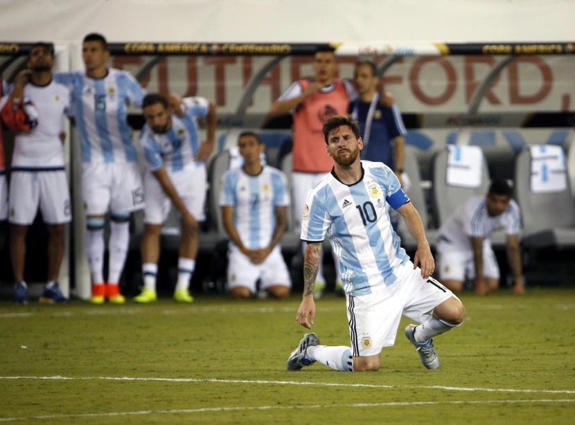 ميسي بعد خذلانه للأرجنتين يعلن اعتزاله اللعب الدولي