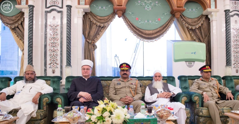خادم الحرمين يستقبل رئيس هيئة الأركان الباكستانية ووزيري الشؤون الإسلامية والحج