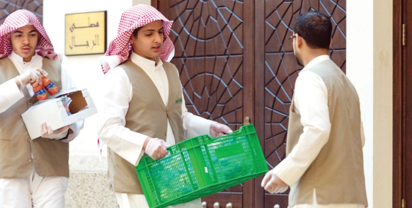 شباب سعوديون يتسابقون لإفطار الصائمين