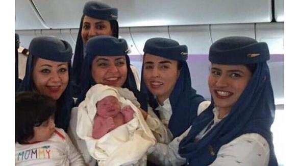 الخطوط السعودية تكرم ملاحي رحلة هبطت في لندن إثر حالة ولادة