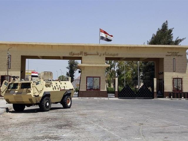 السلطات المصرية تسمح بإدخال 56 شاحنة مساعدات لقطاع غزة