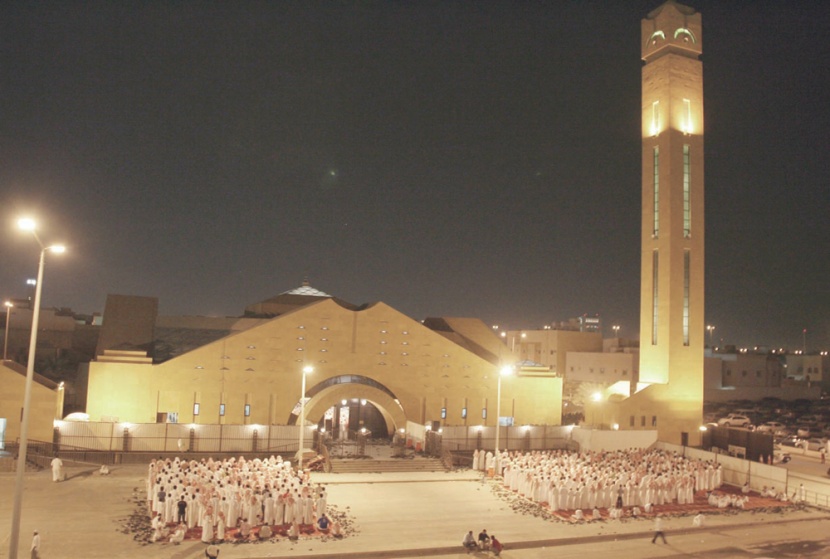 المطلق للأئمة: ترك المساجد في رمضان
للذهاب إلى مكة مخالفة