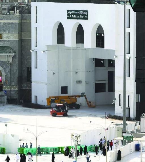 إعادة غلق باب الملك عبدالعزيز بـالحرم المكي لاستكمال أعمال البناء