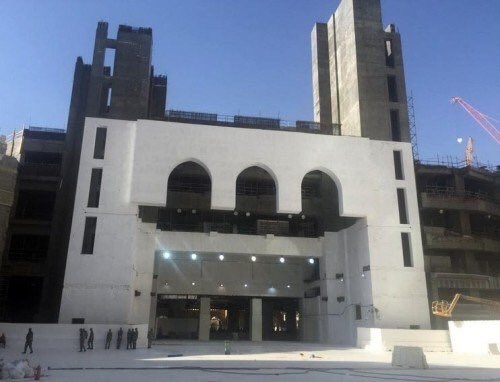 إعادة غلق باب الملك عبدالعزيز بـالحرم المكي لاستكمال أعمال البناء