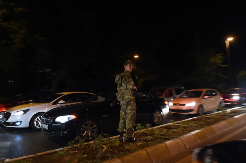 رئيس الوزراء التركي يؤكد وقوع محاولة انقلاب عسكري ويتوعد مدبريها بدفع الثمن