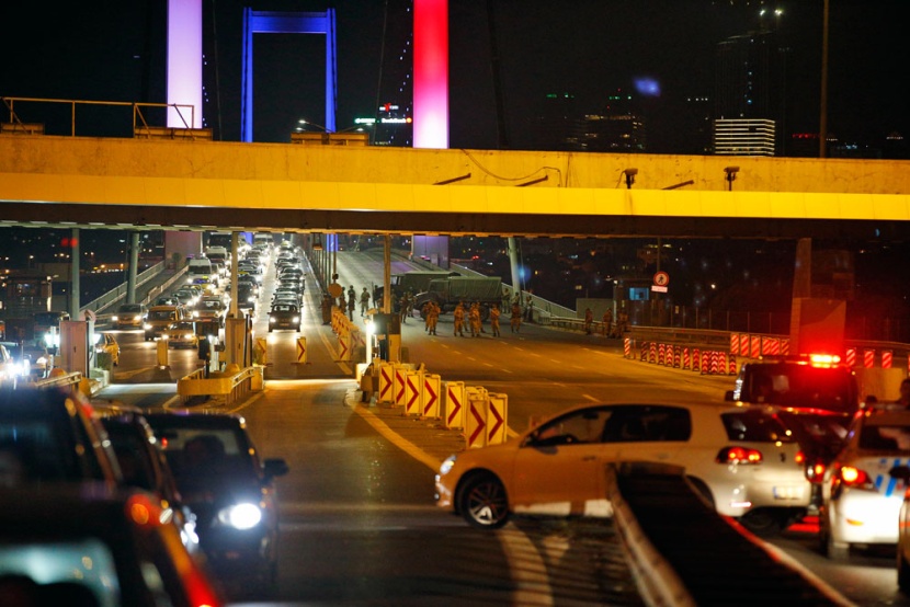 رئيس الوزراء التركي يؤكد وقوع محاولة انقلاب عسكري ويتوعد مدبريها بدفع الثمن