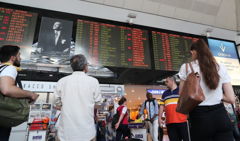 إعادة فتح مطار إسطنبول واستئناف الرحلات الجوية بعد محاولة الانقلاب