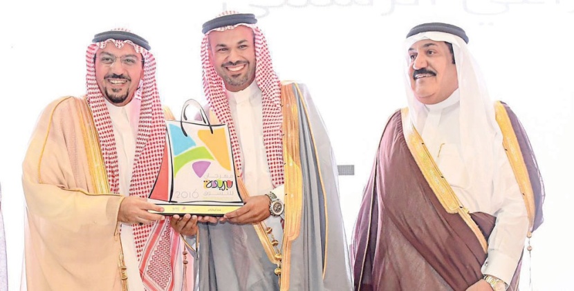 أمير القصيم يكرم «الاتصالات السعودية» لرعايتها مهرجان بريدة للتسوق