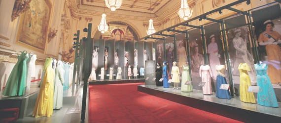 بمناسبة 90 عاما ..
فساتين الملكة للعرض