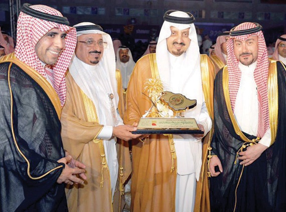 أمير منطقة عسير يكرم «البلاد» لرعاية مهرجان أبها للتسوق 1437هـ