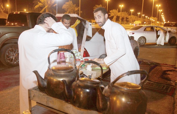 جامعيون على قارعة الطريق يبيعون
«ما لذ وطاب» بهامات مرفوعة