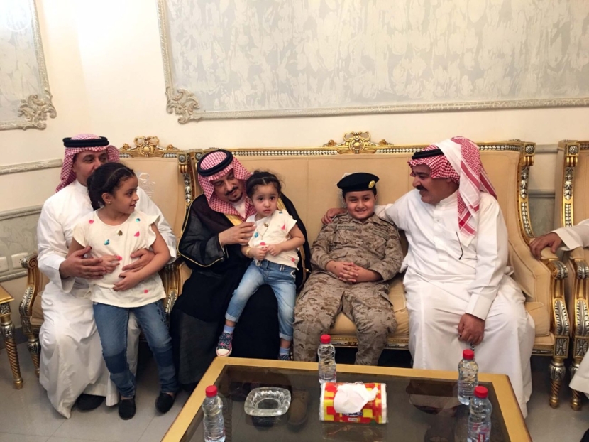 أمير الرياض يعزي أسرة الشهيد النقيب العنزي