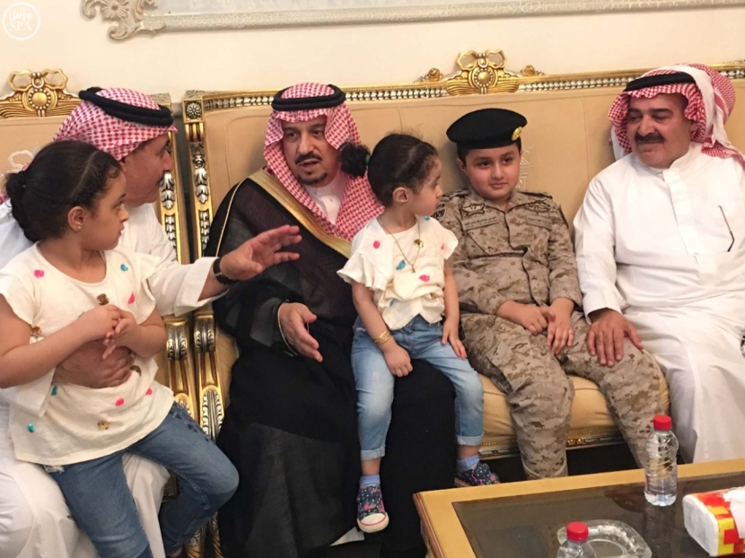 أمير الرياض يعزي أسرة الشهيد النقيب العنزي